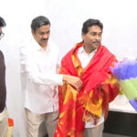 తాడేపల్లిలో జగన్ను కలిసిన మాధవరావు